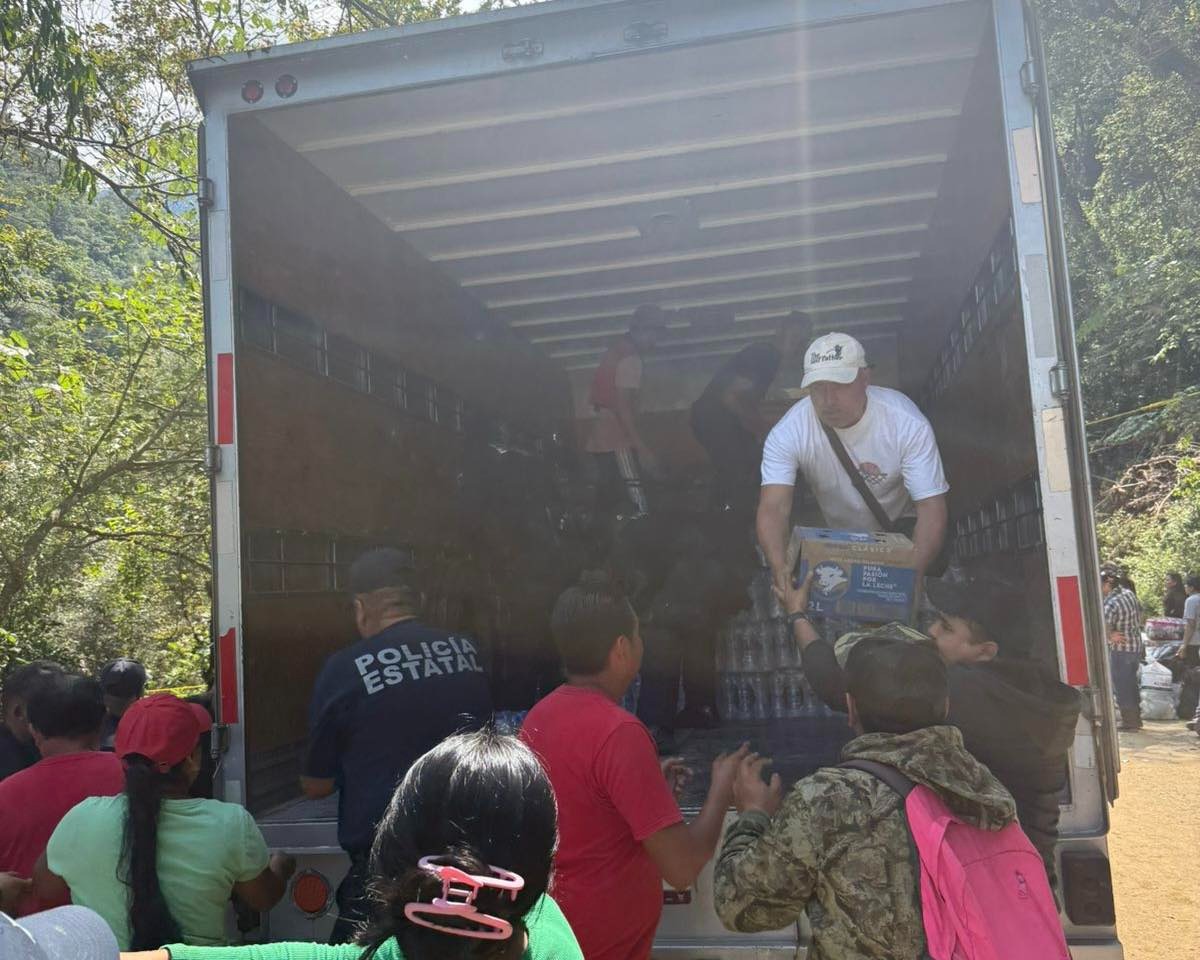 juliomenchaca_'s tweet image. En distintas comunidades de San Bartolo Tutotepec, elementos de la @SSP_Hidalgo, realizaron la entrega de víveres y suministros a las familias afectadas.
#HidalgoUnido
#PrimeroElPueblo