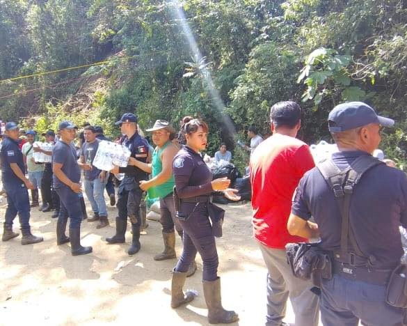 juliomenchaca_'s tweet image. En distintas comunidades de San Bartolo Tutotepec, elementos de la @SSP_Hidalgo, realizaron la entrega de víveres y suministros a las familias afectadas.
#HidalgoUnido
#PrimeroElPueblo