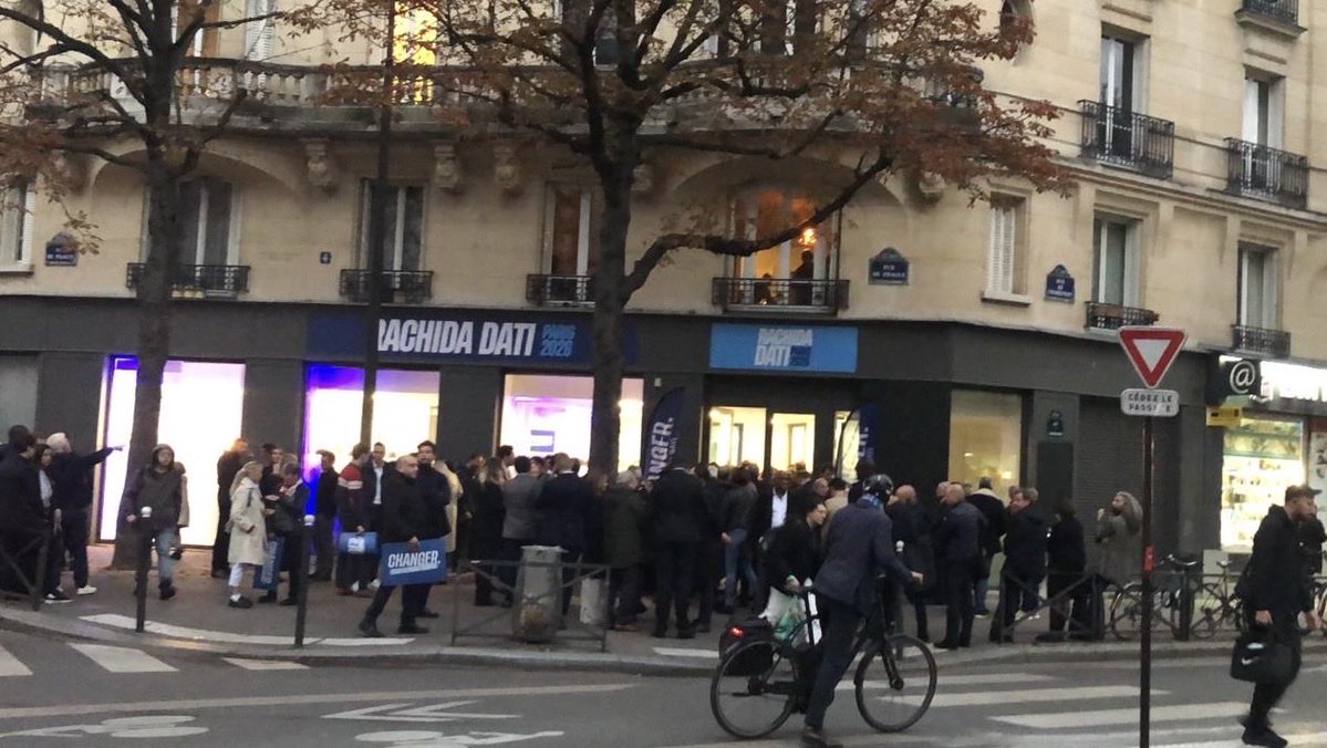 david_alphand's tweet image. Tout un symbole ➡️ le QG de @datirachida pour la campagne municipale #Paris2026 ouvre dans le 12e ardt (quartier Aligre / Gare de Lyon). Un ardt à « faire basculer »😉
Vous y êtes les bienvenus !
Rassemblés et déterminés, nous allons Changer Paris pour le meilleur ! ✌️