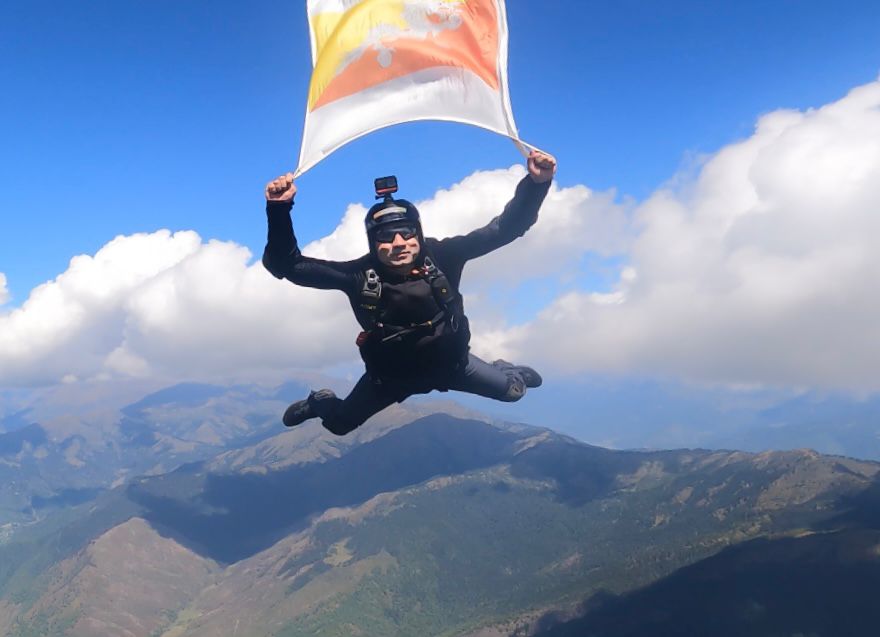 IA_SportsAdvntr's tweet image. 🪂#IndianArmy Skydiving Demo🪂
63rd Raising Day IMTRAT Bhutan 🇮🇳🇧🇹 

#ArmyAdventureWing  #Skydiving Team of 04 Skydiver's led by Lt Col Nirvair Singh Gill performed an exhilarating display of Skydiving at Ha , Bhutan on 12th Oct 2025.

The breath taking performance was