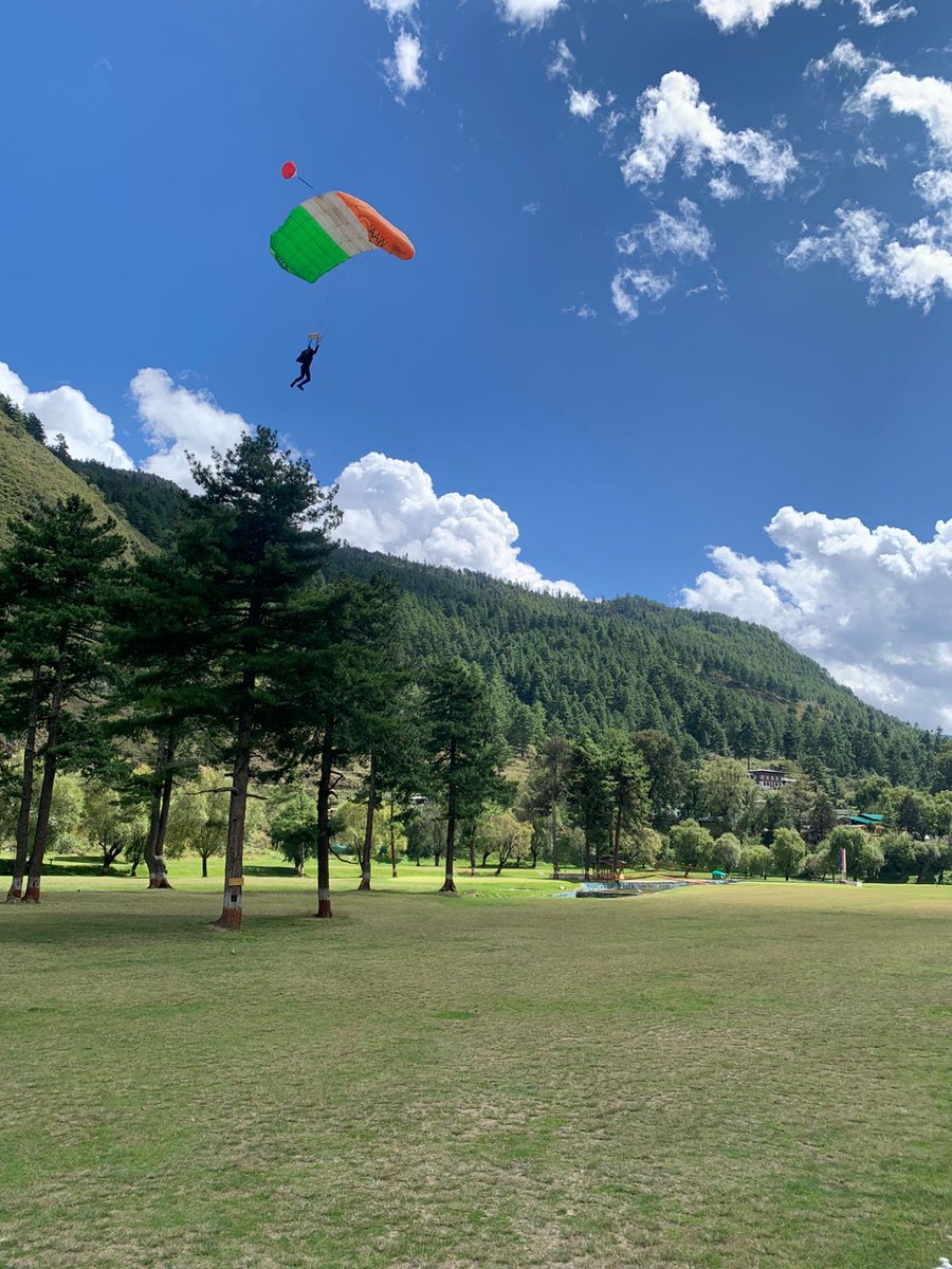 IA_SportsAdvntr's tweet image. 🪂#IndianArmy Skydiving Demo🪂
63rd Raising Day IMTRAT Bhutan 🇮🇳🇧🇹 

#ArmyAdventureWing  #Skydiving Team of 04 Skydiver's led by Lt Col Nirvair Singh Gill performed an exhilarating display of Skydiving at Ha , Bhutan on 12th Oct 2025.

The breath taking performance was