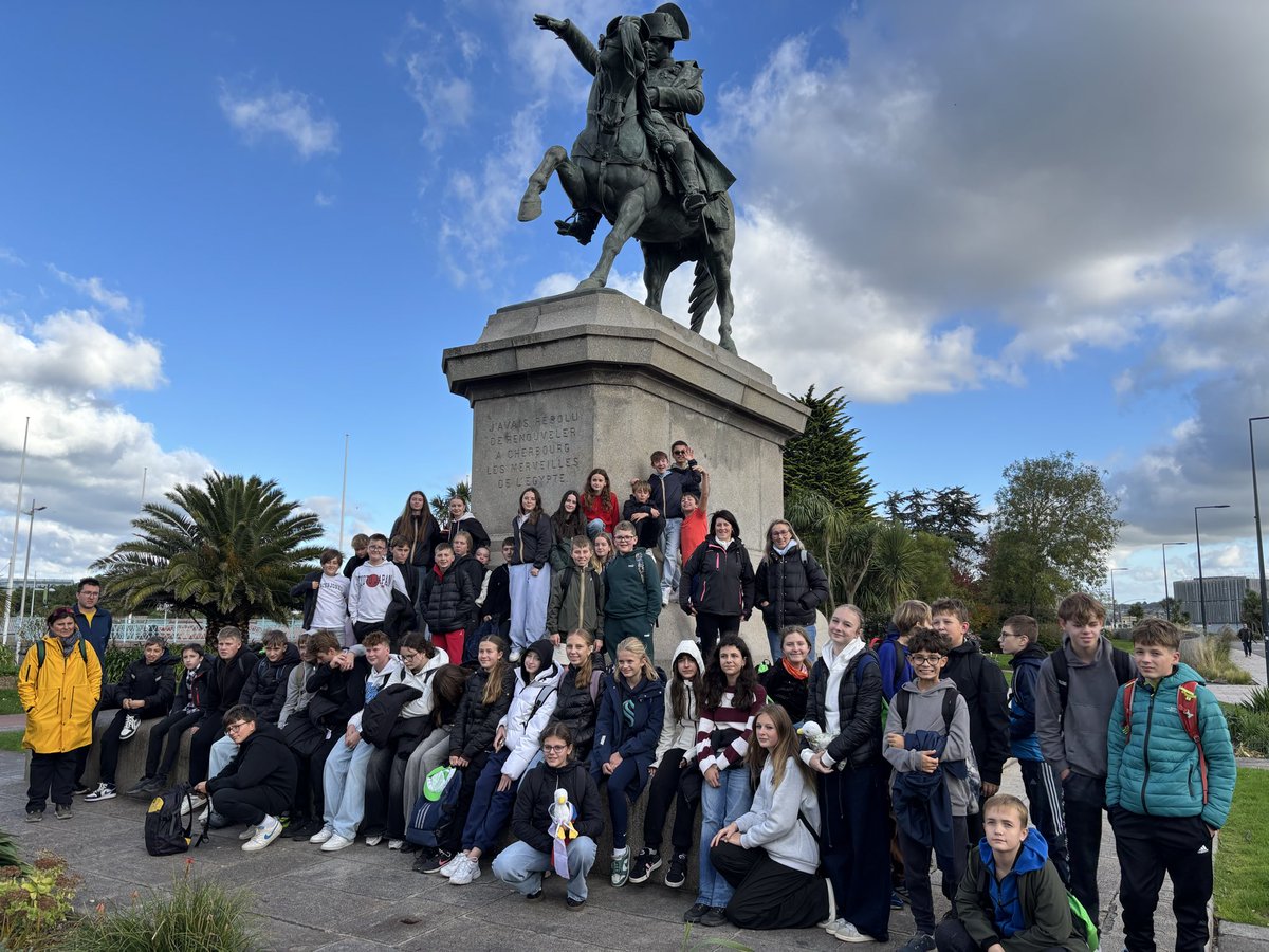 Nos partenaires tchèques ont été accueillis à la mairie de Cherbourg avec nos élèves pour une cérémonie, au cours de laquelle nous avons remis un diplôme attestant la mobilité européenne réalisée. #Engagement 
<a href="/EUErasmusPlus/">Erasmus+</a> <a href="/dsden50/">DSDEN 50</a> <a href="/VilleCherbourg/">Ville de Cherbourg-en-Cotentin</a> <a href="/Drareicnormande/">DRAREIC Normandie</a>