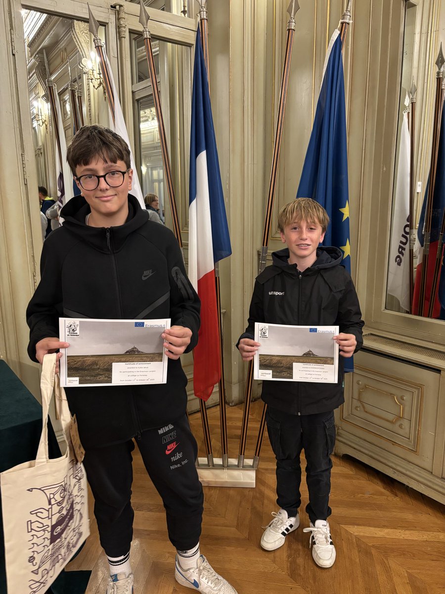 ErasmusFerronay's tweet photo. Nos partenaires tchèques ont été accueillis à la mairie de Cherbourg avec nos élèves pour une cérémonie, au cours de laquelle nous avons remis un diplôme attestant la mobilité européenne réalisée. #Engagement 
@EUErasmusPlus @dsden50 @VilleCherbourg @Drareicnormande https://t.co/pwOKipqHGh