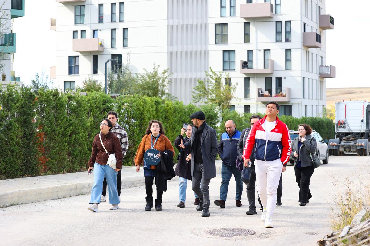 Açık Kapı Mimarlık Festivali kapsamında mimarlar ve mimarlık öğrencileri, sosyal konut anlayışına farklı bir boyut kazandırdığımız ulusal ve uluslararası ödüller alan KİPTAŞ Silivri 4. Etap Konutları'nı ziyaret ettiler.

Projemizin mimarı Murat Şahin'in eşliğinde gezen