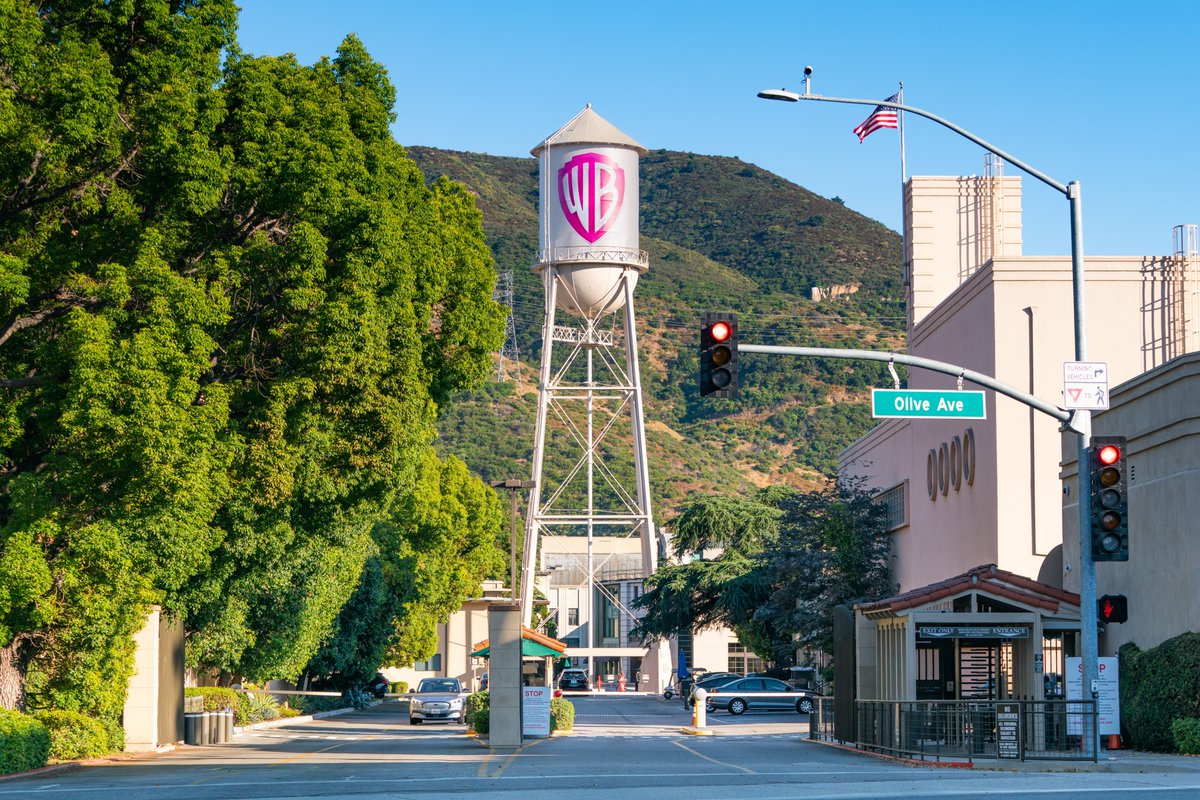 Hollywood je zapustil Los Angeles 
Za studie je bilo več let ceneje, če so snemali drugod. Zdaj, po zlomu panoge, jim v resnici preostane samo še ta možnost. STR. 78

revijaglobal.si/naroci
trgovina.mladina.si/global