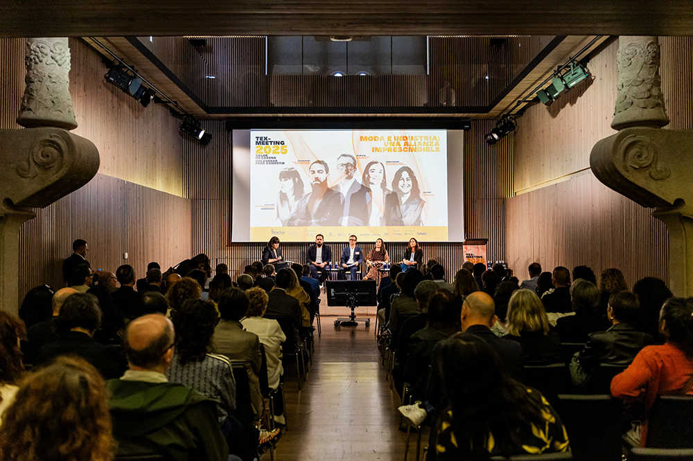 La Comisionada Especial para la Competitividad Industrial y PyME del Ministerio de Industria, Núria Aymerich Rocavert, anuncia un nuevo paquete de ayudas para la industria textil en TexMeeting 2025, organizado por <a href="/texforspain/">Texfor</a> 
edicionessibila.com/la-comisionada…