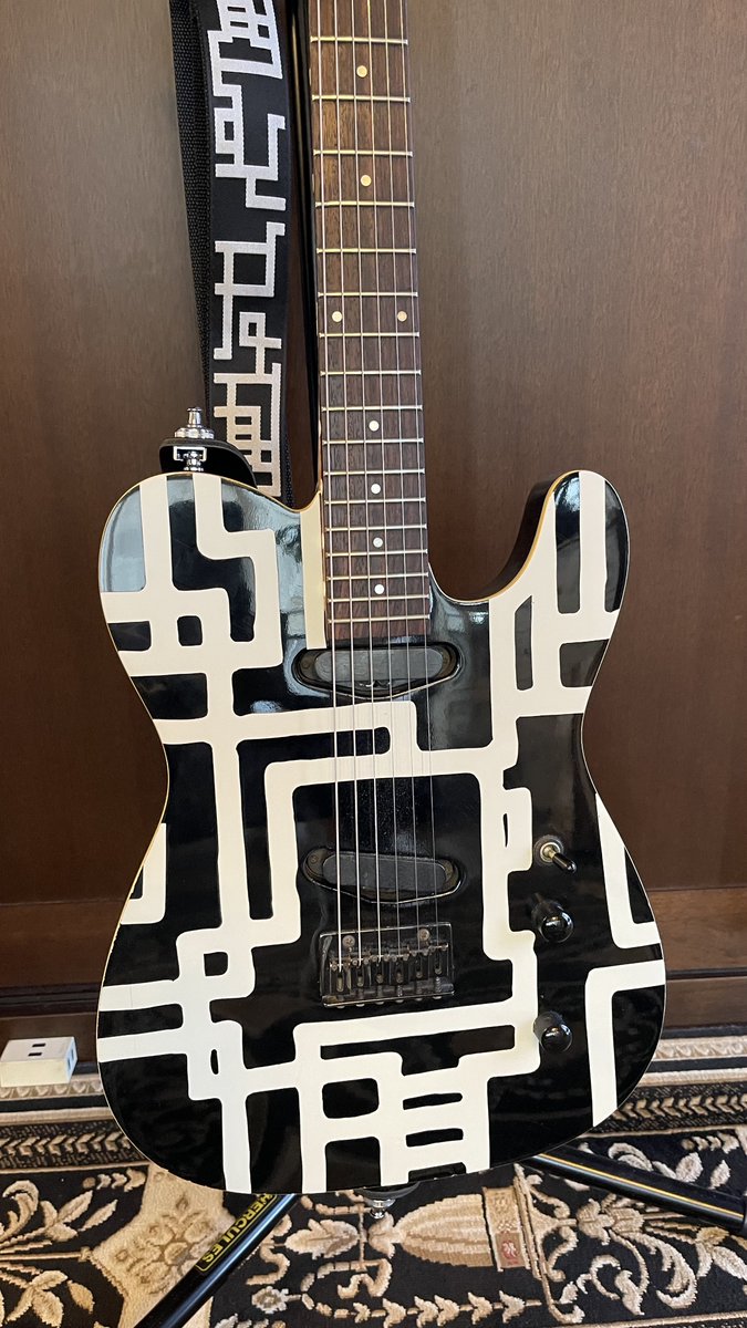 RIKAchan1972's tweet image. 布袋さんのギターが欲しくてお年玉と誕生日とXマスにもらったお祝いを息子は貯め続けた。しかし本物には手が届かず、土台のフェルナンデスだけを中古で購入。カッティングシートを800円で買ってきて、布袋さんがXにあげたこの写真通りに切り取って、張り付けた。この出来栄えに母は💯をあげたい。