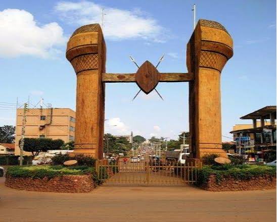 56Tribe's tweet photo. Inside the compound of Mengo Palace, there is a roundabout that only the Kabaka (king) is allowed to pass. 

Another sacred roundabout lies in the middle of the Kabaka Anjagala (Royal Mile), known as “Lukoma Nantawetwa” which also only the Kabaka uses. 

Along the road, candlenut trees were planted to represent the 56 clans of Buganda. Beside each tree stands a monument with the totem of that clan. 

In the past, whenever the Kabaka was passing, people would line up behind the tree of their clan, standing proudly to honor their king and show unity among the people of Buganda.

#tribe56