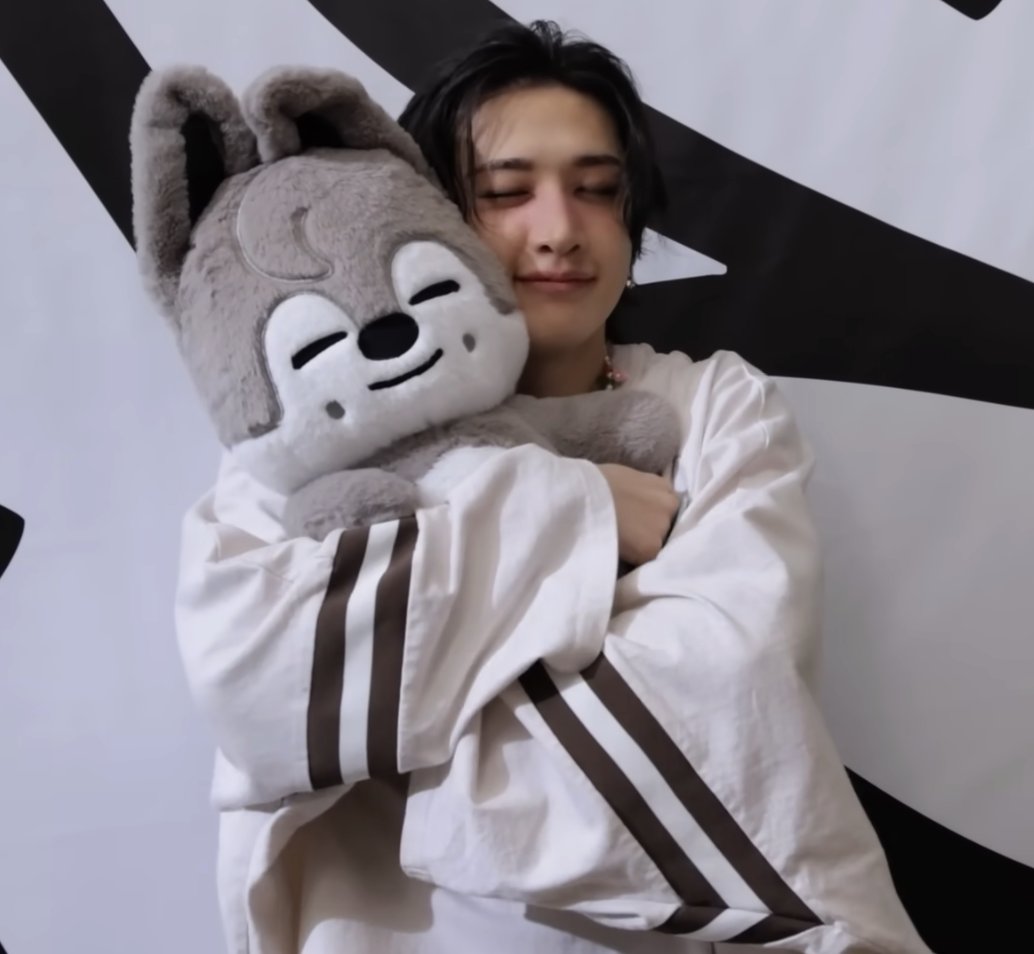 bangchansafe's tweet photo. cuddles 🐺💗 https://t.co/HFQtp9TOGJ