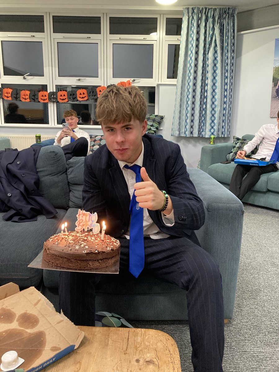 Happy belated birthday to Luc. Cake with friends!🎉🎉🎉🎉🎉🎂🎂🎂🎂🎂🤩🤩🤩🤩🤩🦅🦅🦅🦅🦅🦅