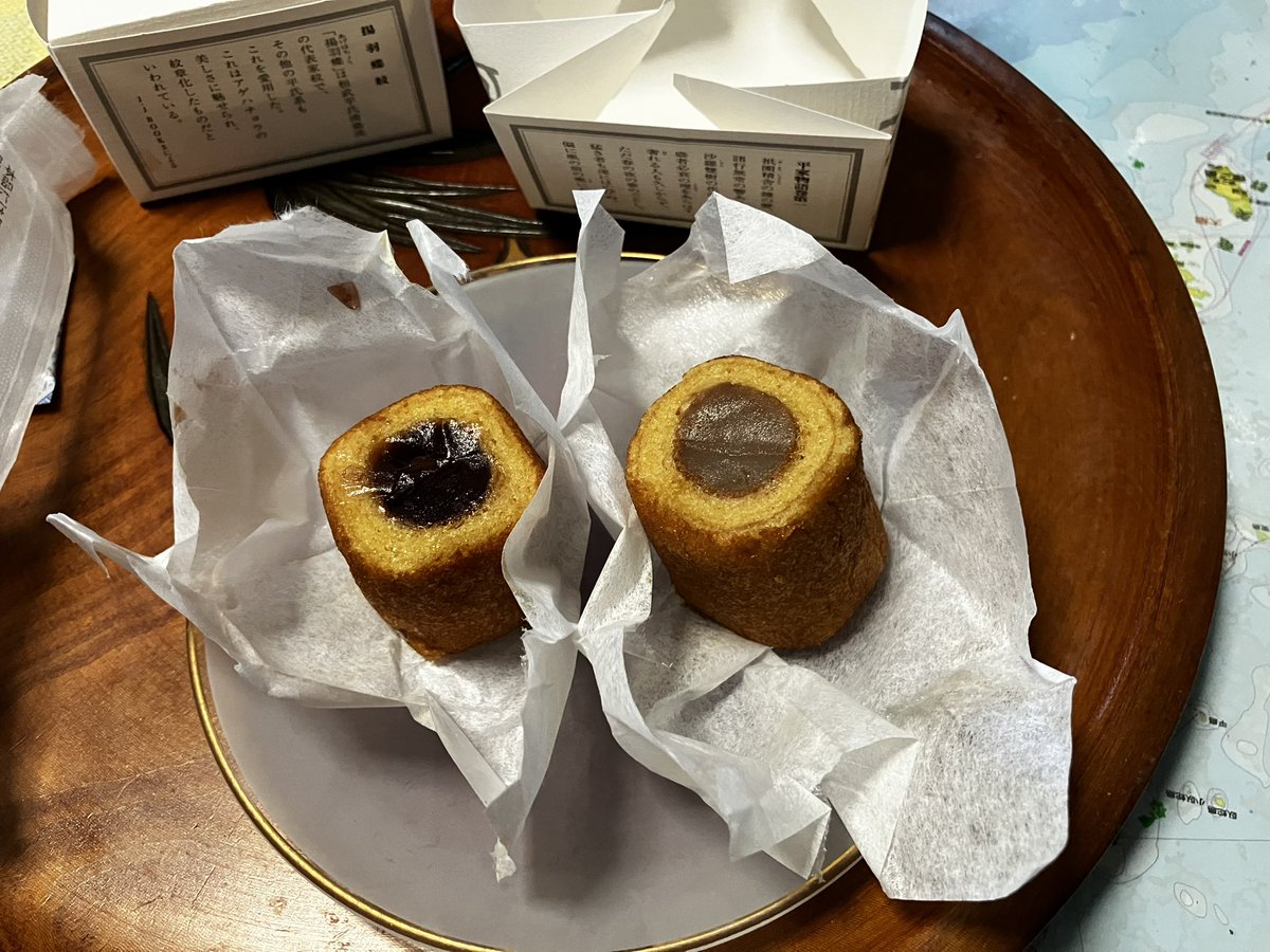 #NHKまんまる
おやつ、頂き物のもみじ堂「新・平家物語」
カステラロールの中に白あん（源氏）とつぶあん（平家）が包んであります。1箱に源氏と平家が一緒に入っている、平和的なお菓子なんです🕊
ひと口サイズで食べやすい(*´◒`*)