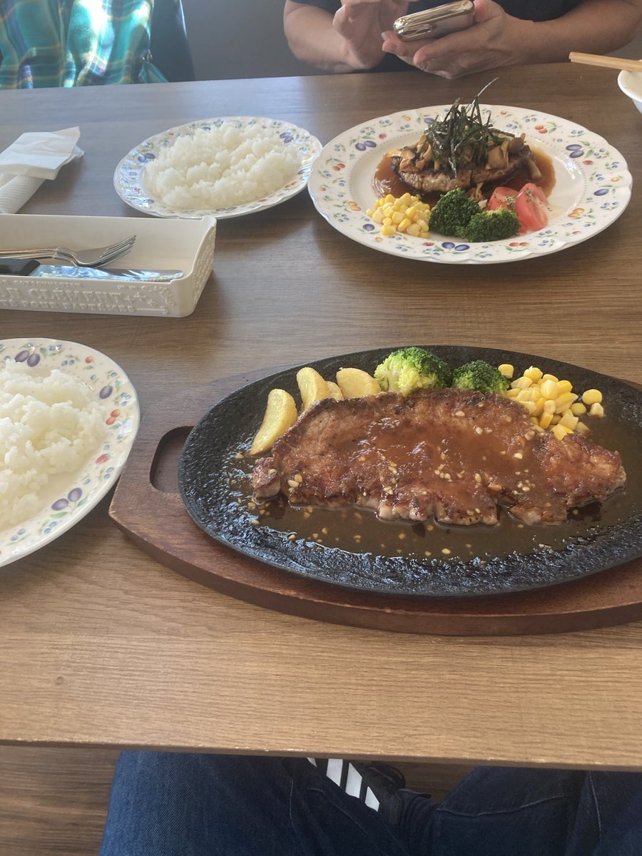 jima_surf's tweet photo. 2週間ぶりの海は北東強風の風クローズ！上手い人は乗ってたけど、移動しないと無理ですね。
ランチは初訪問のレストランBULL。先月はカノアも来店したとのこと。 https://t.co/1l51KSosBQ