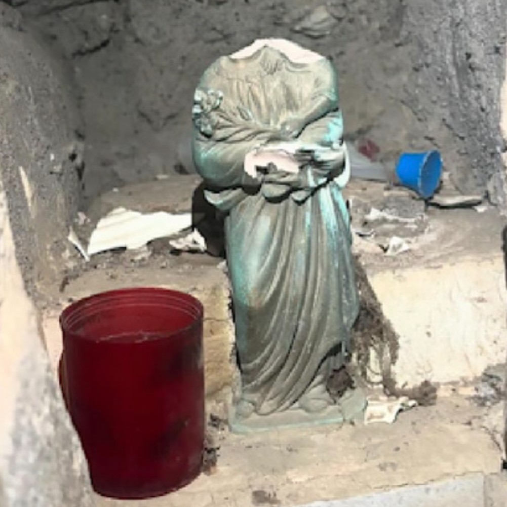 Deux statues chrétiennes ont été vandalisées en Corse à Biguglia.
Les actes anti-chrétiens semblent augmenter de façon constante en France et, ce, dans l'indifférence presque générale.
Pour l'instant on se contente de profaner et seulement pour l'instant.
Or nous avons un