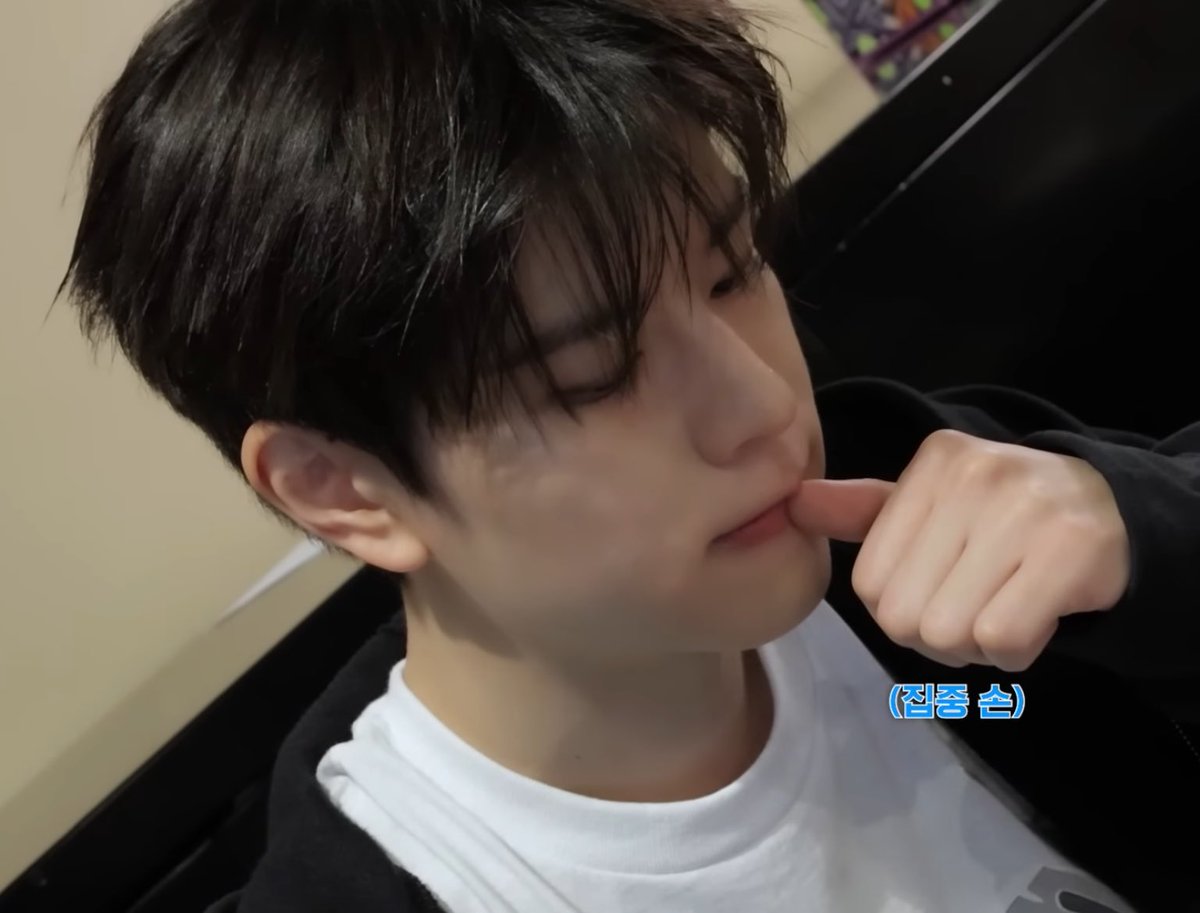 어떤 강아지가 이렇게 귀엽게 고민해요 🥺