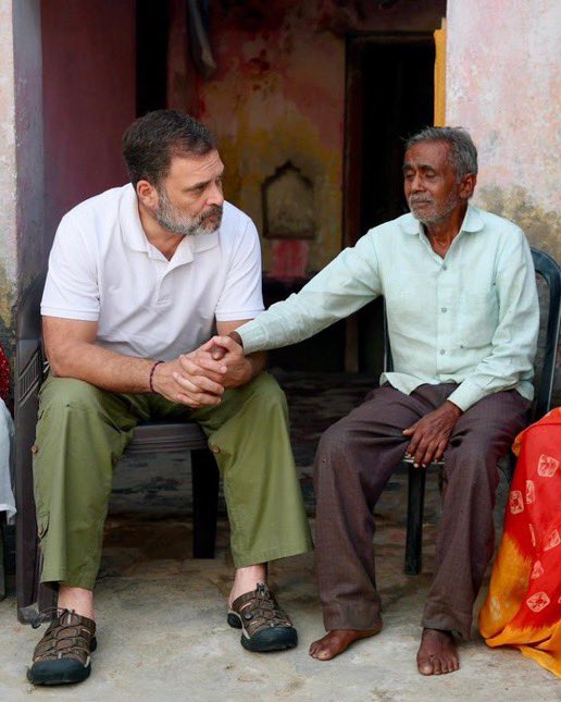 askshivanisahu's tweet image. राहुल गांधी जिनका हाथ पकड़े हैं उनके जवान बेटे को रायबरेली में पीट के मार दिया गया था.
आज सुबह राहुल दिल्ली से चले तो कहा गया कि परिवार नहीं मिलना चाहता, एक वीडियो भी बनवा लिया.
लेकिन इस तस्वीर को देखिए, कहीं से लग रहा कि इनकी राहुल गांधी से कोई नाराजगी है!
हर नेता को इस तरह…