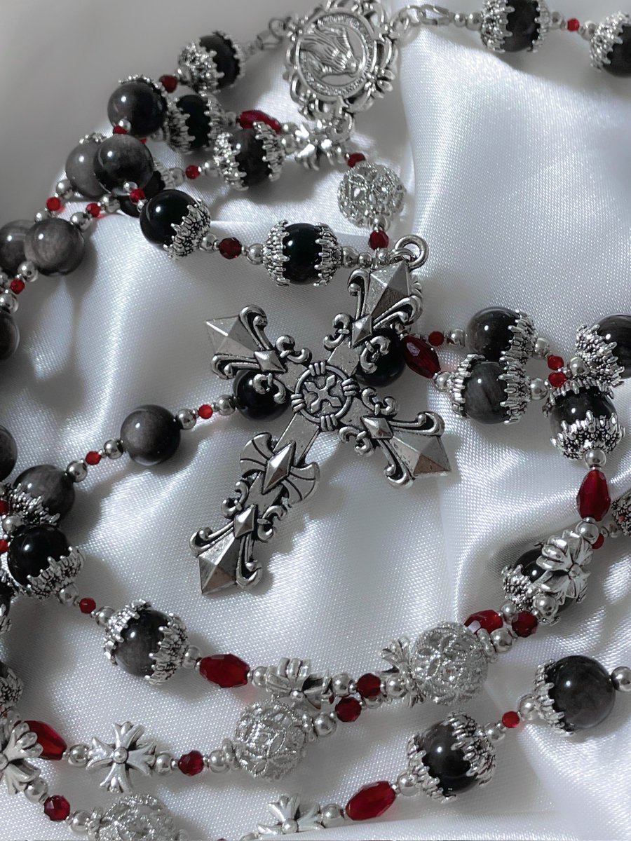 이번에는 자캐 묵주를 신청했는데, 투 톤 머리라서 표현이 가능할까 싶었으나 보는 시선에 따라서 색이 은은하게 바뀌는 게 만들어 주셨어요. 세세하게 디자인 틀 잡아주시고 상의해 주셔서 부담없이 신청할 수 있었습니다~ :)
사진은 공방주님(<a href="/made_by_Soo/">수려한 공방</a>)이 찍어주셨어요 (실물이 더 예뻐요)