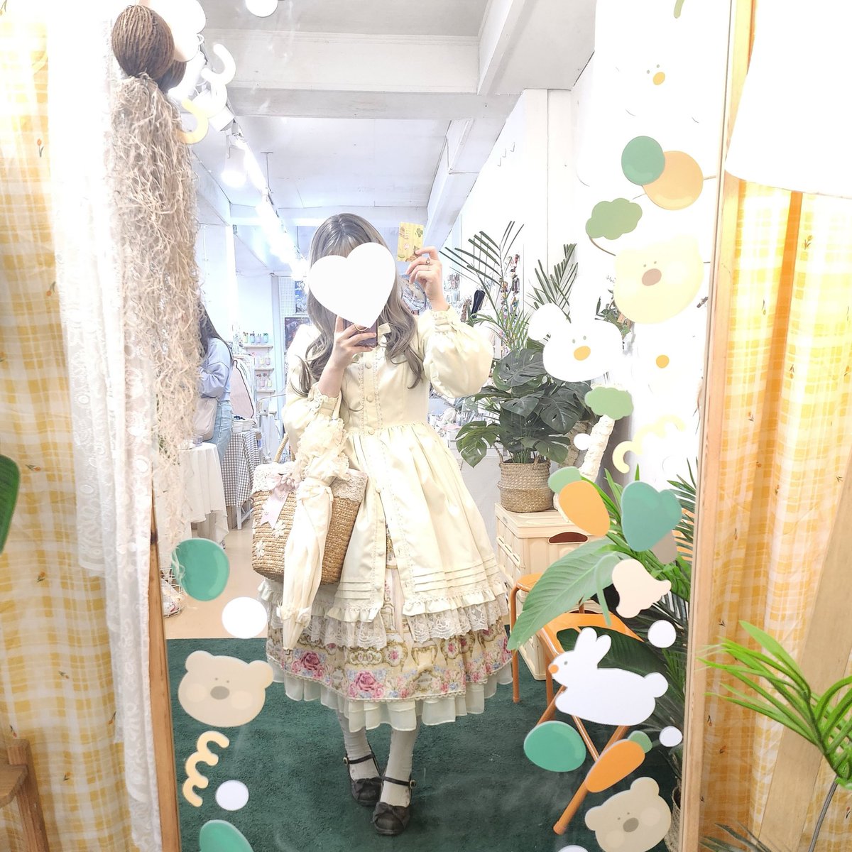 사실 요날 코디는쁘띠돌이 아우터💛
이유는 비가 와서ㅠ요즘 아우터로 입기도 딱입니다.
☔️비오는날 입기좋는 이유(사진2)
: 우비수준은아녀도 물이 바로 스미지 않고 토독 은구슬마냥 굴러서, 그리고 비오면 추우니깐 그리고 그냥 이쁨
이날 전신샷은 깜빡했지만 다른날 비슷한코디가 있길래(깔지름)