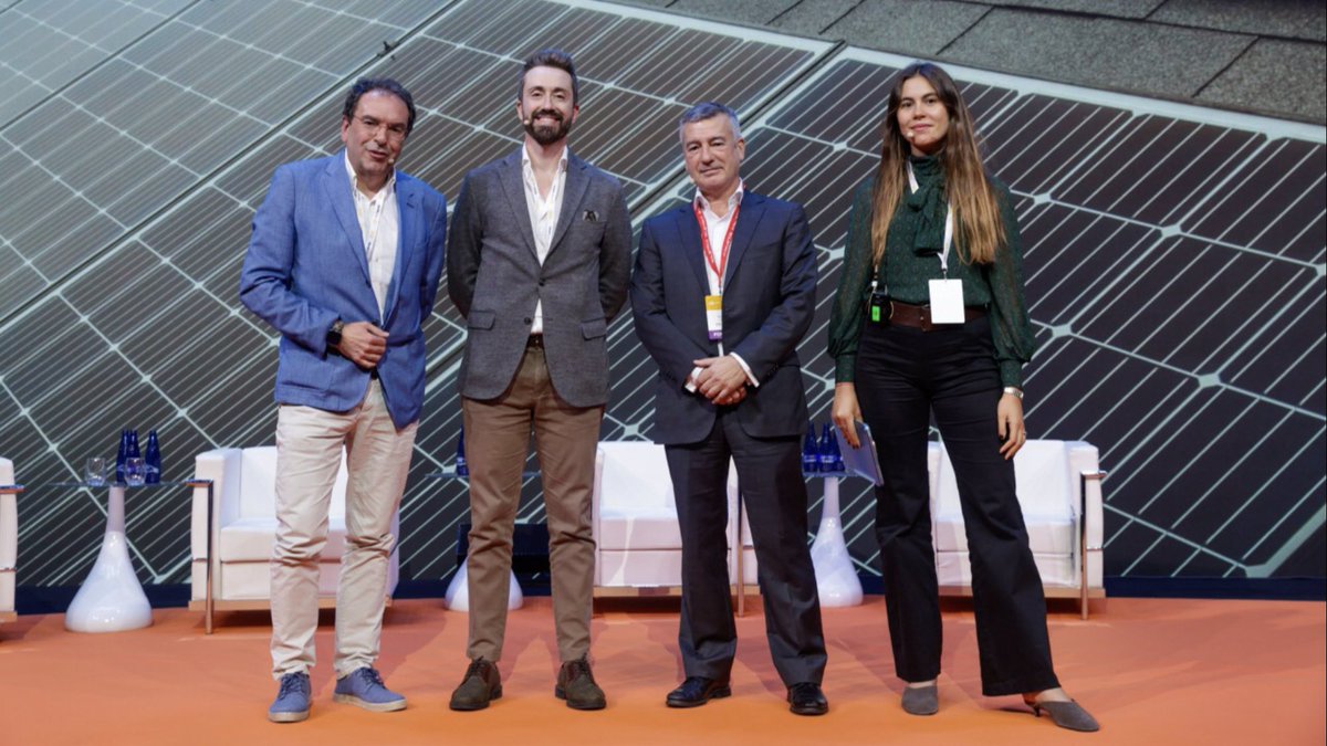AntonioQuilis's tweet photo. Un placer moderar la mesa de tecnología e innovación del XII #Forosolar organizada por @UNEFotovoltaica.
Gracias por invitarme a moderar a Marina Celdrán (Soltec), Miguel Giné (Soletrax) y Héctor Sánchez (Array Technologies) en un evento tan relevante para el sector fotovoltaico https://t.co/1wqPwzmtXg