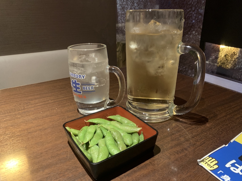 先日飲みに行った店がオモロかった！
店員とじゃんけんして、勝ったら1ℓハイボール、負けたら極小ハイボールが格安(5円w)で貰えるサービス☆

還の暦の大人だよ？そんなの…やるに決まってる！笑w

結果、勝ったよね〜！でも想像以上にデカくて…キツかったのでチェイサーに芋焼酎の水割り頼んだ♪w