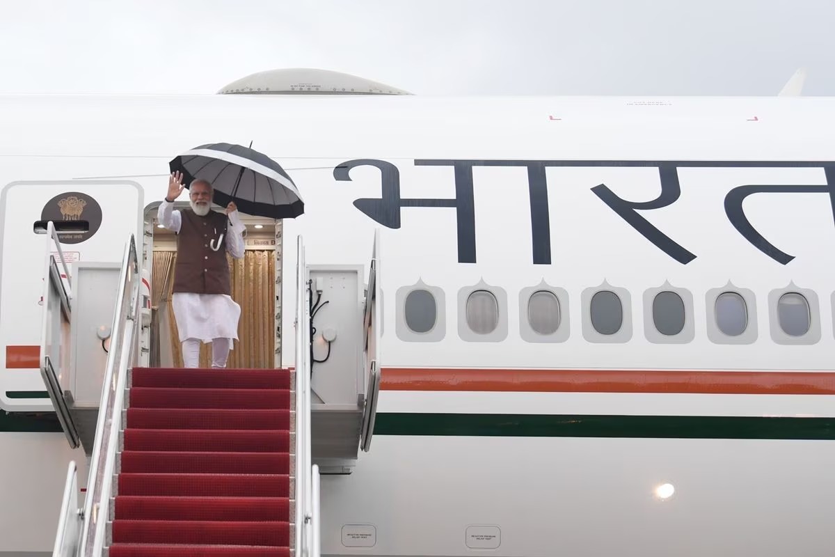 Modi bought two ‘Air India One’ planes worth ₹4,200 crore each, one to carry him and his business friends, and the other to carry the crowd posing as diaspora to chant “Modi, Modi, Modi” wherever he lands.