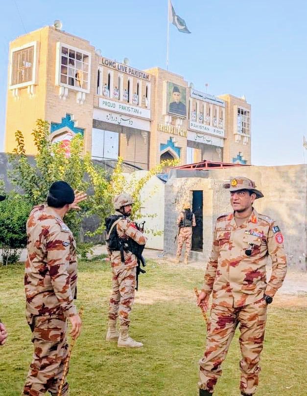 MKPakistani's tweet photo. Inspector General Frontier Corps (North) Balochistan Major General Muhammad Atif Mujtaba At Bab-e-Dosti 
Pakistan rejects Afghan Taliban's claim over Bab-e-Dosti damage
#IGFCNorthBalochistan
#bab_e_dosti 
#Chaman 
#AfghanistanAndPakistan #AfghanistanPakistanWar https://t.co/wxFMOALojs