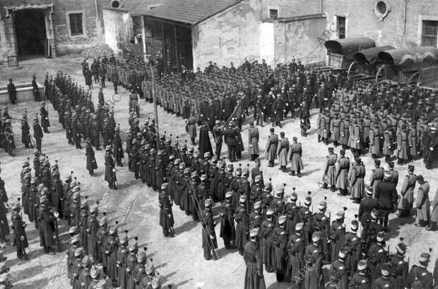 PlataformaMill1's tweet image. Millán-Astray participa en las maniobras que dirige el general de división Miguel #PrimoDeRivera por las que es felicitado por #AlfonsoXIII.

Los dos viejos amigos de #Marruecos, de #Regulares, vuelven a estar juntos y sus conversaciones se centran en el #Protectorado.