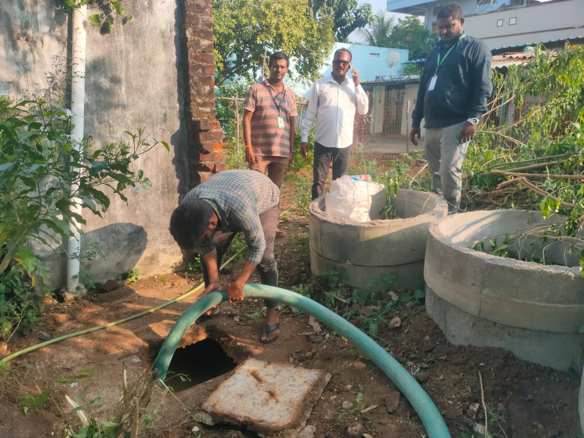 sanitation_gwmc's tweet photo. "The GWMC team is actively receiving Grievance complaints, resolving them promptly, minimizing public inconvenience, and spreading awareness by providing necessary instructions. Their proactive approach ensures better civic engagement and improved public services." https://t.co/pHtg1UIxpR