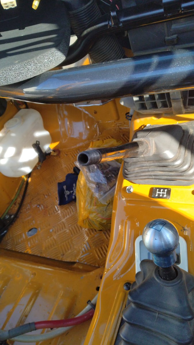 つっちー<a href="/bws3aatractor/">つっちー</a> のジムニーからシート類が盗まれました！
・運転席はレカロ RMS share.google/uZKHSoln5H9FG4…
・助手席、スパルコのセミバケ
・ラダー
・工具類
・シフトノブ
レカロは右ニーパッドあたりに亀裂
ラダーは加工してあり、引っ掛ける爪が片方切り落としてます。

拡散願います。