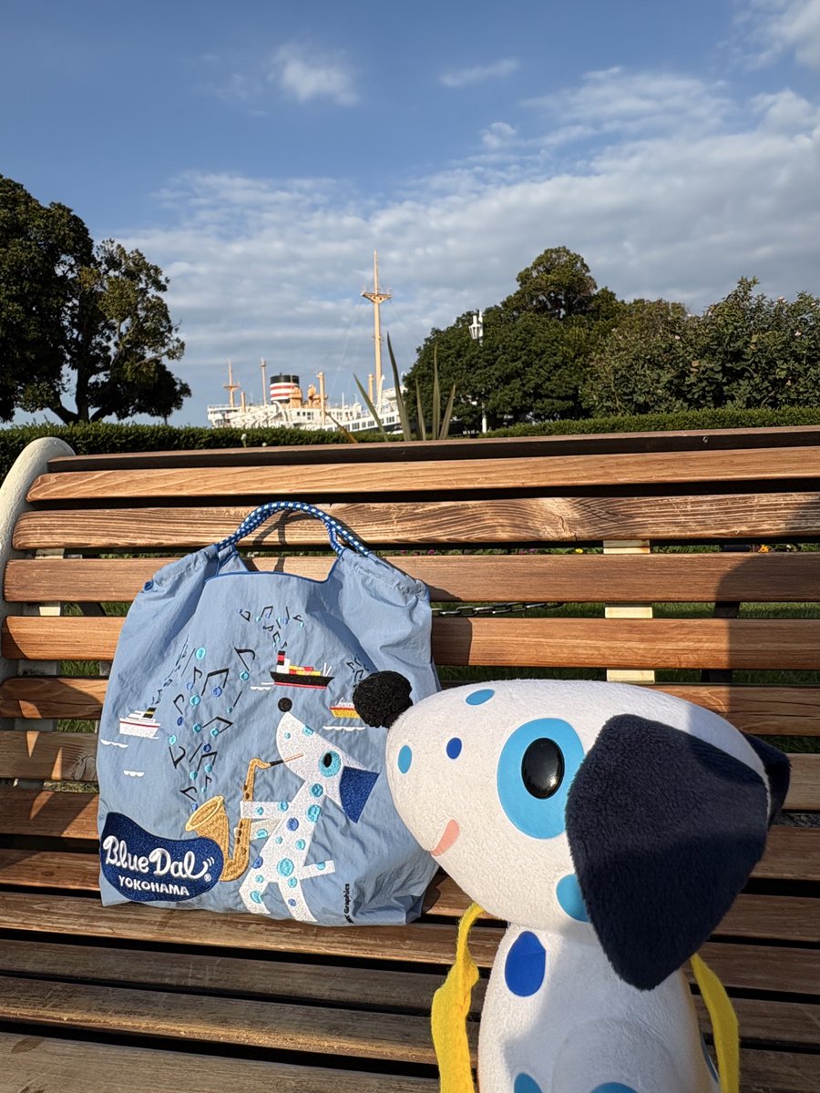 bluedalofficial's tweet photo. 今日はポカポカお散歩日和☀️
ひと足先に、来週(10/22水)発売のコラボトートバッグを持って遊びに来たよ🐾
22日はシルクセンターのショップ&ギャラリーでみんなが来るのを待ってるね❣️
誰かボクを1日店長に指名してくれないかな〜✨
#BALLCHAIN
#ボールアンドチェーン
#山下公園 https://t.co/KJY5eB2PCd