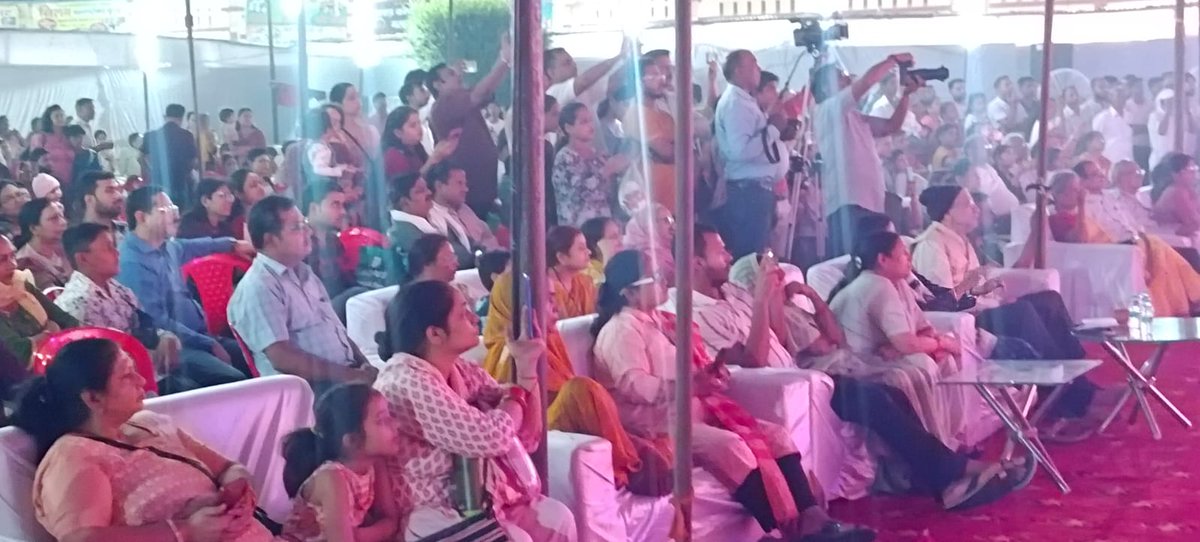 nczccofficial's tweet photo. #EkBharatShreshthaBharat के तहत आयोजित #DipawaliShilpMela में गुरुवार को कलाकारों ने एक से बढ़कर एक शानदार प्रस्तुतियां देकर दर्शकों को मंत्रमुग्ध कर दिया।
#EkBharatShreshthaBharat #CulturalEvening #AmritMahotsav #CultureUnitesAll (1/2) https://t.co/3n08pmxePc
