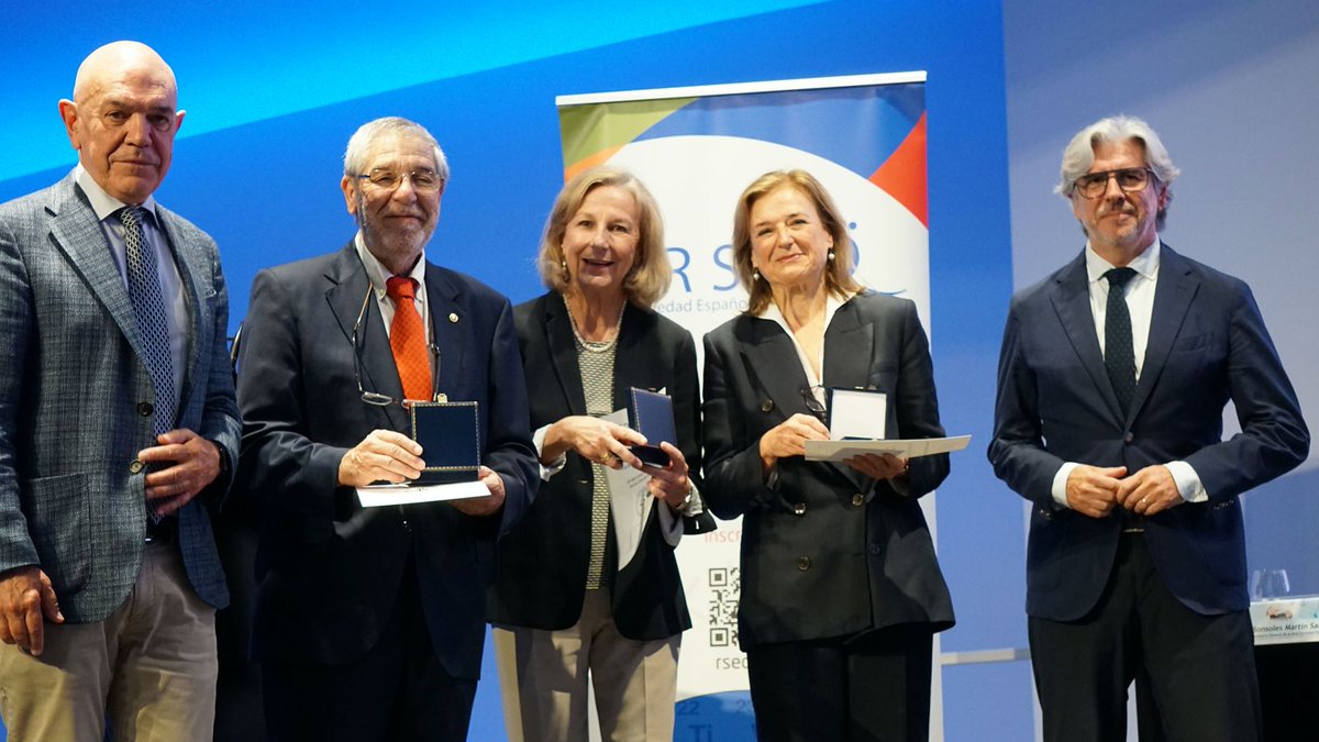 🗣️ <a href="/felipejcarrasco/">Felipe Carrasco</a> destaca en la entrega de los Premios y Distinciones 2025 de la <a href="/RSEQUIMICA/">RSEQ</a> "que la🧪química está en el♥️de los grandes retos industriales y sociales"
🌏4ª sector más exportador de la CV
💡representa #innovacion♻️#Sostenibilidad y #competitividad