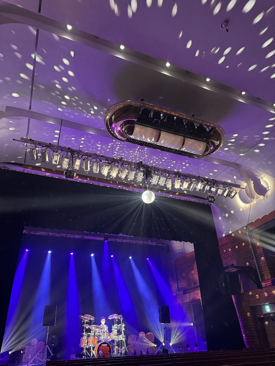 Jimbo_OneMan's tweet photo. リハなう🤩照明キラキラです
#神保彰ワンマンオーケストラ
#神保彰 
#jimboakira
#かつしかトリオ
#前夜祭 https://t.co/dqMWXwdiPj
