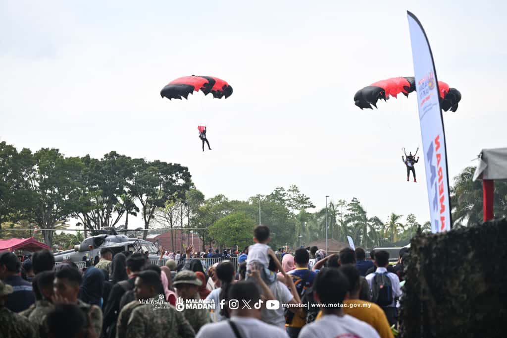 MyMOTAC's tweet image. KEMERIAHAN RERUAI MOTAC DI PROGRAM MADANI RAKYAT 2025 MELAKA

Klik facebook.com/share/p/16Rx9Y…

#ProgramMADANIRakyat
#PMR2025Melaka
#MADANIBekerja 
#TaatSetia