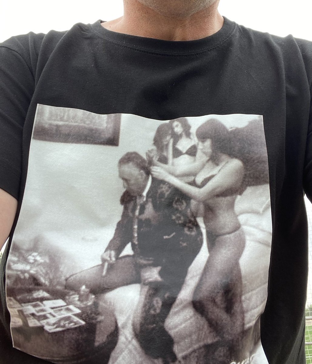 Oye <a href="/vitoquiles/">Vito Quiles</a> , muy guapa la camiseta de ayer.
 Te dejo esta por si te cruzas con Ábalos