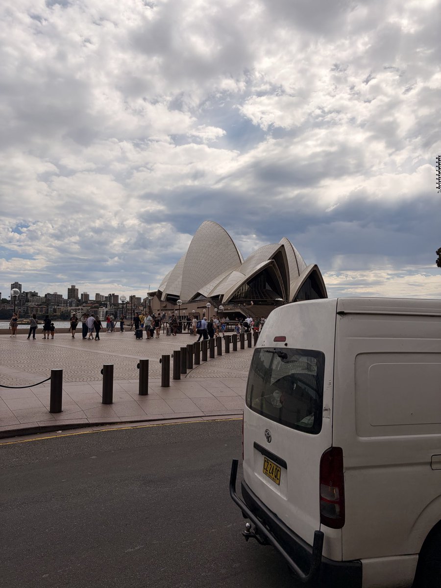 ivanhzhao's tweet image. Landed in Sydney to see the new @NotionHQ office!
Met with 100+ startup founders in my first day. Beautiful city. Great vibe. 10/10!