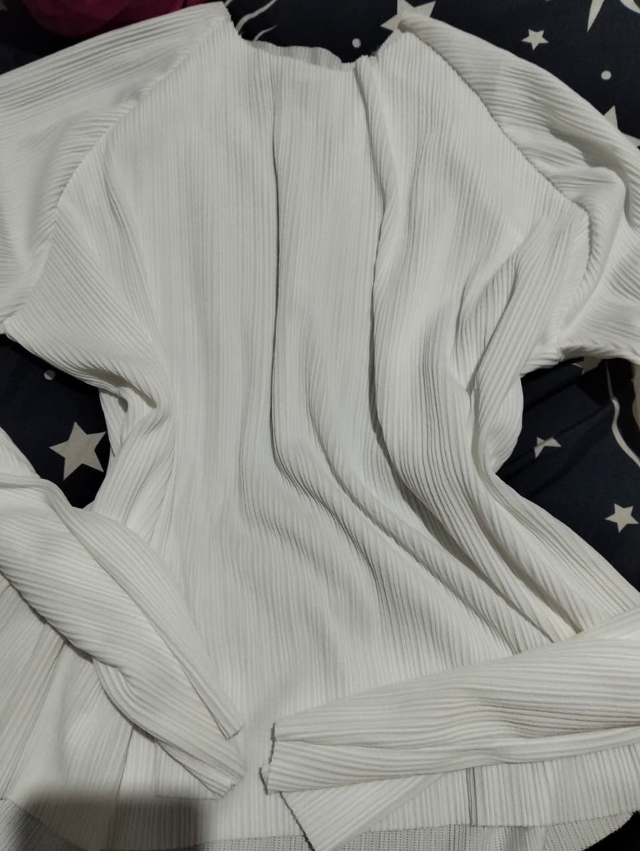 WTB long sleeve warna putih gading bersih, belum pernah pakai karena kebesaran ld 112