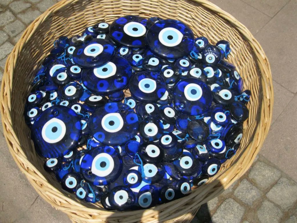 Materializeee's tweet photo. Have you ever bought or received an Evil Eye souvenir?
🇬🇷 GR 🇹🇷 TR 🇪🇬 EG 🇷🇸 RS 🇦🇱 AL...
It’s everywhere!
"Local" souvenir - or just a global copy?
A single factory produces "local" souvenirs for half the world.
What does authentic even mean in a world of mass production? https://t.co/rkbNLqzqGf