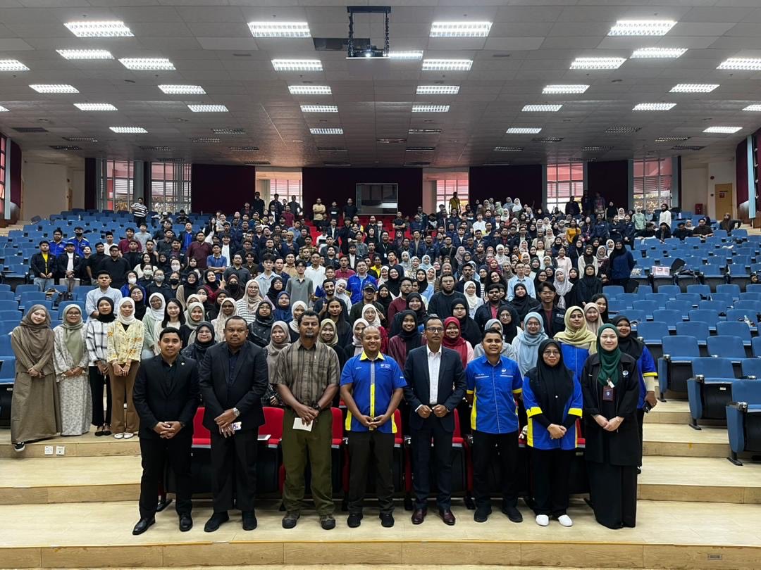 Universiti Malaysia Perlis
Pauh Putra, Arau
Perlis

dari Kampus ke Industri : Bersedia atau Tidak

PakTarm tadi dijemput sebagai ahli panel 

maka kongsilah sedikit pengalaman 

dengan para pelajar Tahun Akhir :- 
Sarjana Muda Teknologi Kejuruteraan

moga mereka beroleh manfaat
