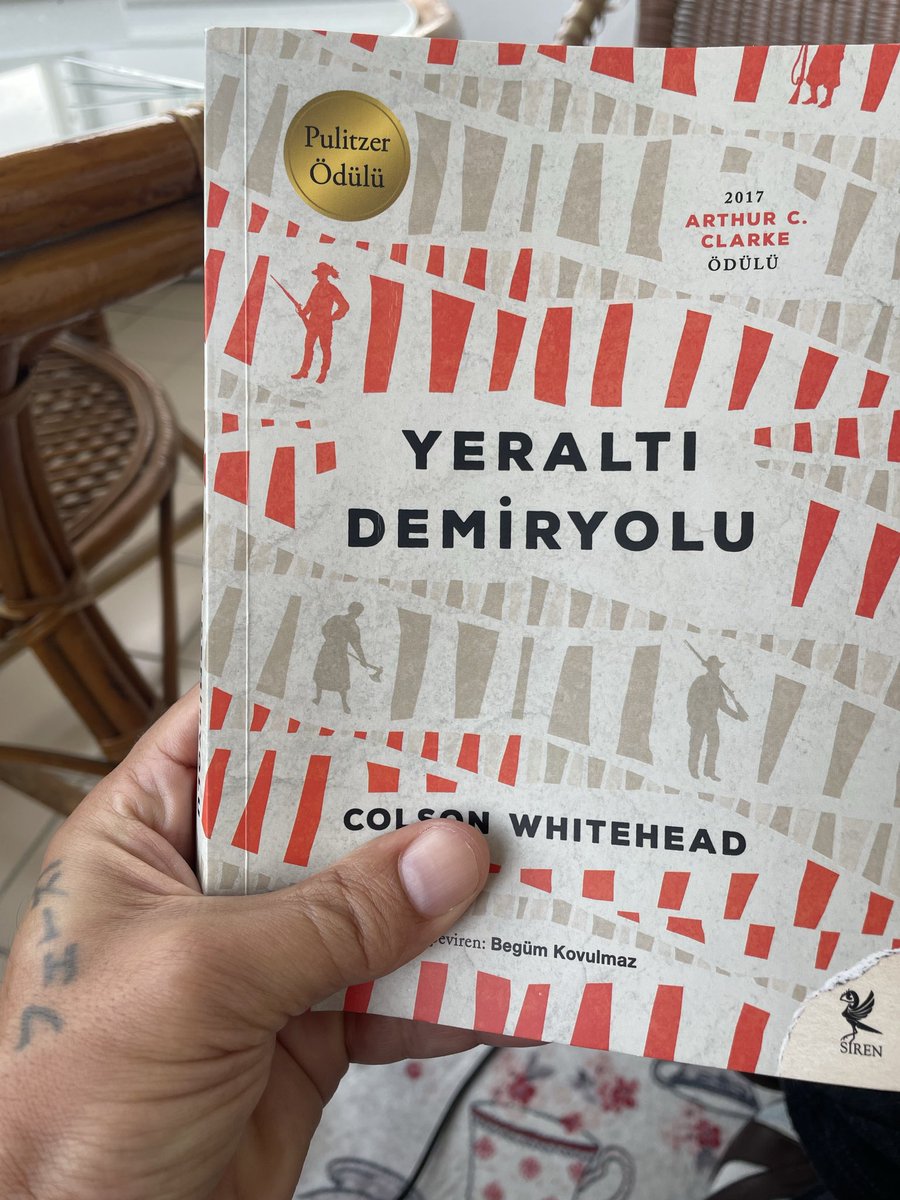 Kızılderilileri öldürmek. Savaşmak. Kardeşlerini esir etmek. Dünyada birazcık adalet olsaydı Amerikan ulusunun var olmaması gerekirdi çünkü temelleri cinayet, hırsızlık ve zulüm üzerine kurulu.