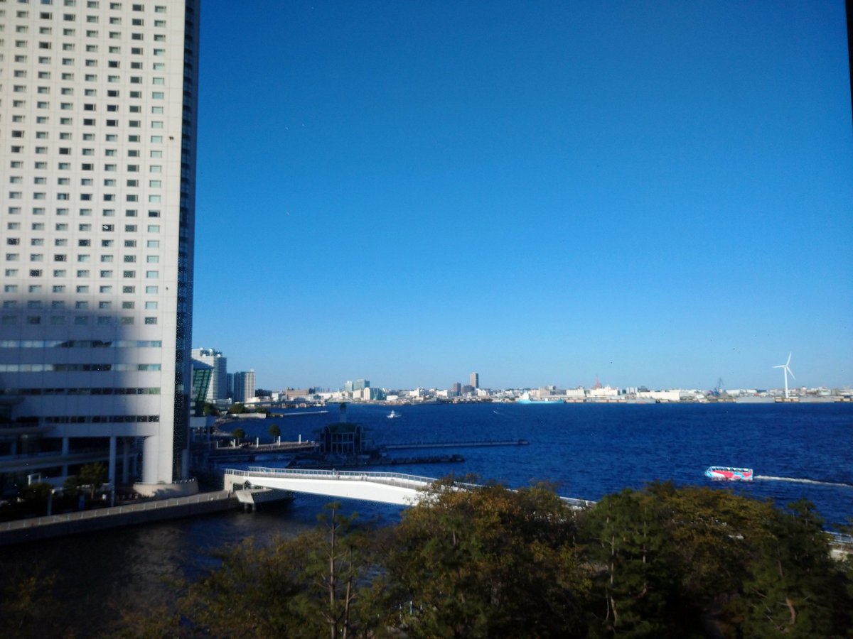 平日休みが取れたから、みなとみらいの「万葉の湯」に来てしまいました。ちょっと贅沢した後、ハマスタのパブリックビューイングに行って応援しようかな。寝湯で乳首丸出しで寝ているイケメンがいて・・球場でも良いことありそう！