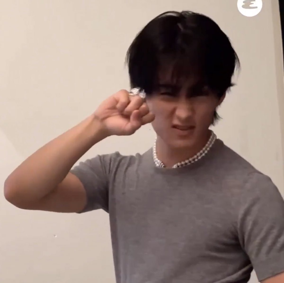 นี่แน่ะ มิ้ว

‘อย่ามาต่อยเค้านะ มันเจ้บนะเม้ว’

กะเม้วตะปบเค้าทะแม เค้าจะฟ้องมินมิน 💢

‘เค้าจะฟ้องดงดง 💢 แมวอ้วน ฮึ’