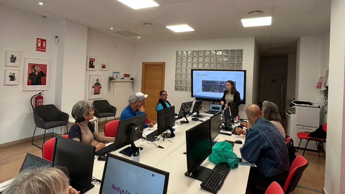 paugalca1998's tweet image. 💻✨ Hoy en Espai Valencia con @Jovesolides seguimos con el curso de alfabetización digital: 
👉rompiendo brechas y empoderando a las personas para navegar el mundo digital con confianza. #EInclusión #RedEspaiTIC #Valencia🙌