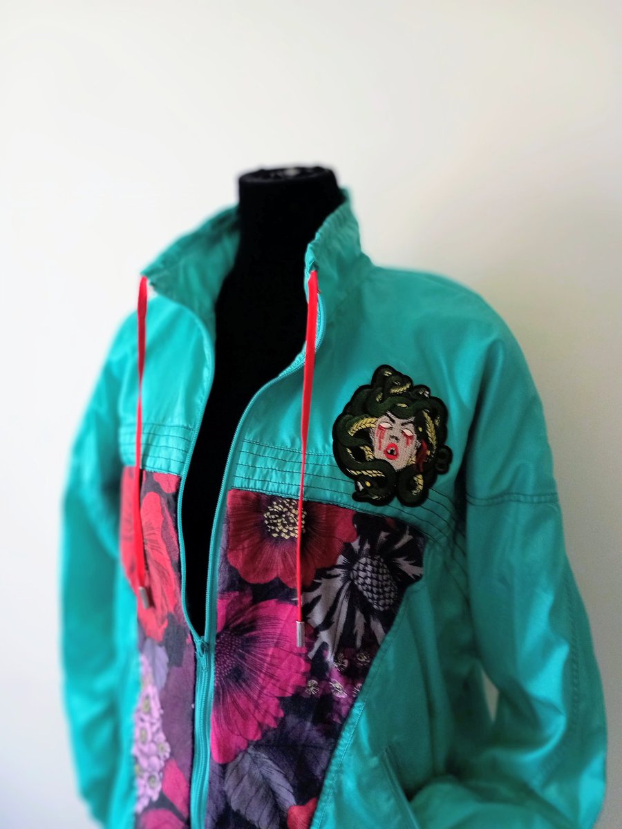 MoriPerri's tweet image. ⚡️⚡️ Disponible ⚡️⚡️
Chaqueta chandalera &quot;Hiedra venenosa&quot; 

Diseño único 👽

Prenda hecha por encargo 💌

Qué os parece? Os gusta el estilo chandalero? O cuál es el vuestro?...os escucho perras...

#modaunderground #modaartística #modacreativa #modaúnica #modasingular#modaotoño