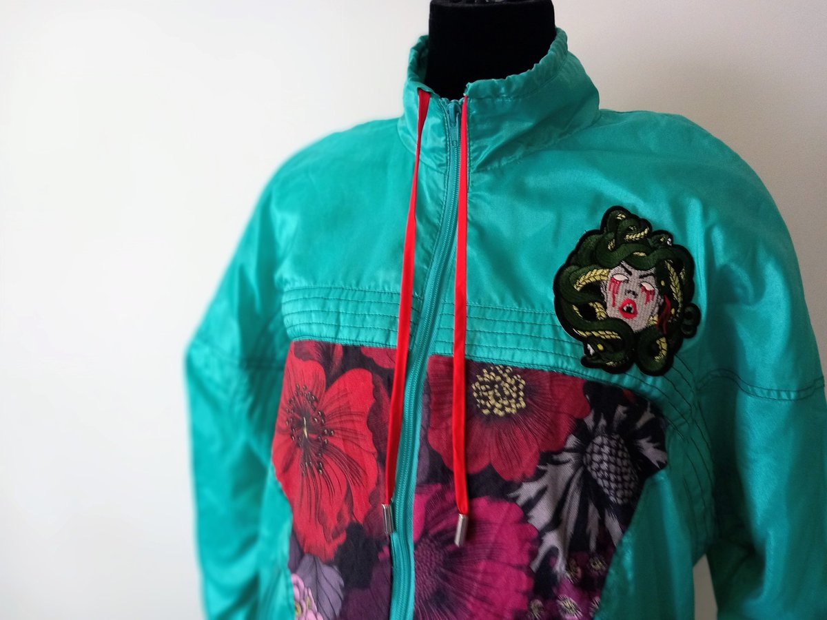 MoriPerri's tweet image. ⚡️⚡️ Disponible ⚡️⚡️
Chaqueta chandalera &quot;Hiedra venenosa&quot; 

Diseño único 👽

Prenda hecha por encargo 💌

Qué os parece? Os gusta el estilo chandalero? O cuál es el vuestro?...os escucho perras...

#modaunderground #modaartística #modacreativa #modaúnica #modasingular#modaotoño