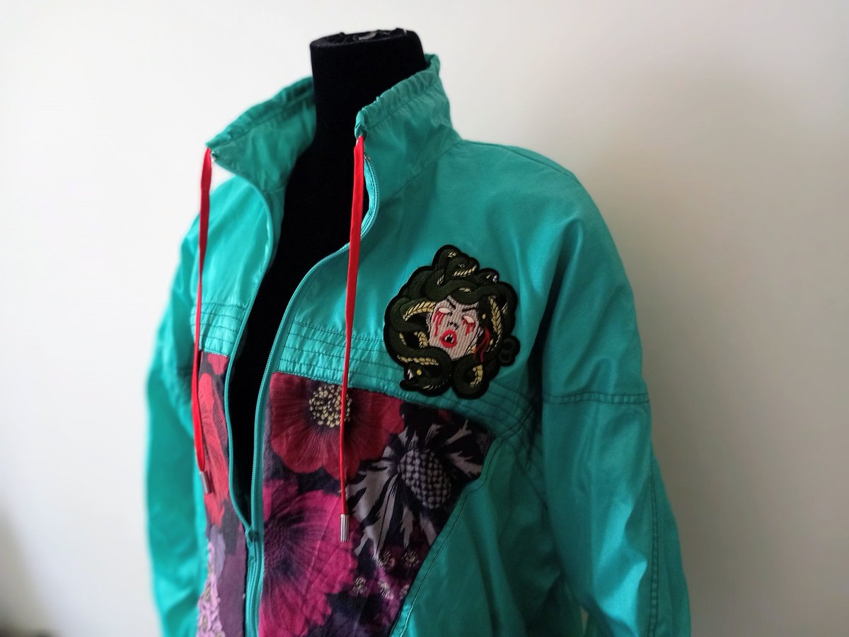 MoriPerri's tweet image. ⚡️⚡️ Disponible ⚡️⚡️
Chaqueta chandalera &quot;Hiedra venenosa&quot; 

Diseño único 👽

Prenda hecha por encargo 💌

Qué os parece? Os gusta el estilo chandalero? O cuál es el vuestro?...os escucho perras...

#modaunderground #modaartística #modacreativa #modaúnica #modasingular#modaotoño