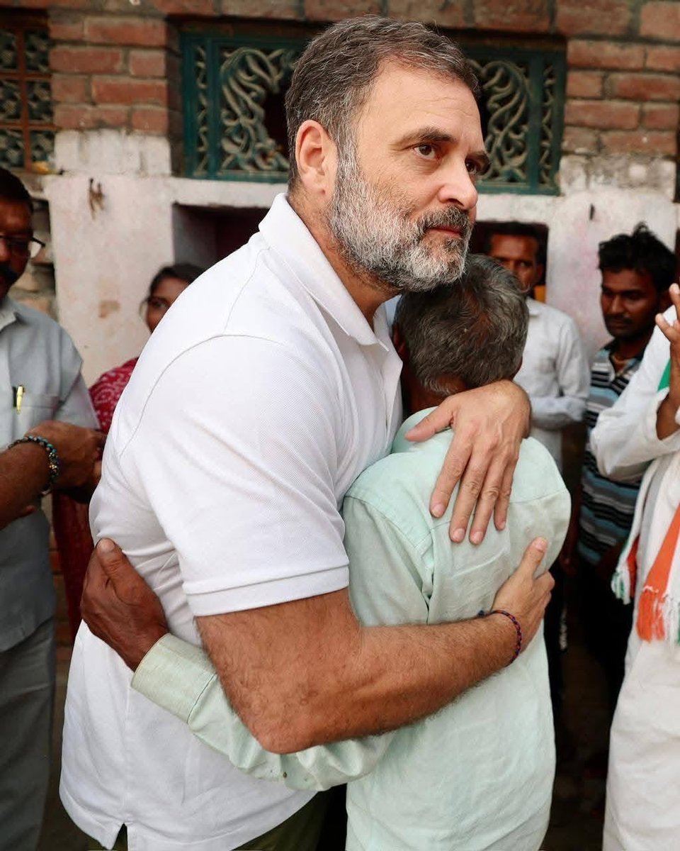 GovindMalinda's tweet photo. किसी मज़लूम को बॉंहों में भर लेना सियासत है
तो सारे रहनुमा एैसी सियासत क्यूँ नहीं करते।
#justiceforhariomvalmiki https://t.co/nGQIhV8UgC