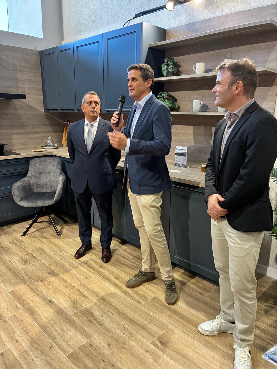 🤩DG Industria, Julio Delgado, en inauguración de la nueva tienda de <a href="/kuchenhouse/">KüchenHouse Cocinas Alemanas, Baños, Vestidores</a> en #Alfafar

💪'Un ejemplo de valentía tras la DANA para levantarse y generar empleo'

➡️Desde <a href="/generalitat/">Generalitat</a> seguiremos apoyando al comercio local como motor económico

👏Enhorabuena!

<a href="/CanoMarian/">Marián Cano</a>