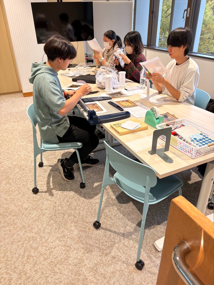 tut_library's tweet image. 【展示コーナー①】
🏫八王子キャンパス
New！LST展示企画「本の美術館」👩‍🎨
ただいま美術館に関連した本を展示中です！
絵画の巨匠たちの本の中身は古代・中世にタイムスリップ⏲
他に美術館の建築構造や仕組み、ファッションに関する本など様々。秋冬は芸術に没頭してみてはいかが🧑‍🎨🎭
#大学図書館