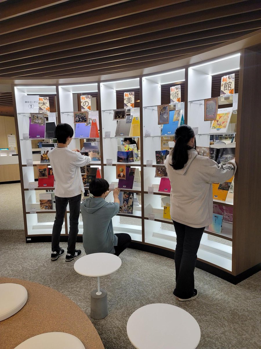 tut_library's tweet image. 【展示コーナー①】
🏫八王子キャンパス
New！LST展示企画「本の美術館」👩‍🎨
ただいま美術館に関連した本を展示中です！
絵画の巨匠たちの本の中身は古代・中世にタイムスリップ⏲
他に美術館の建築構造や仕組み、ファッションに関する本など様々。秋冬は芸術に没頭してみてはいかが🧑‍🎨🎭
#大学図書館