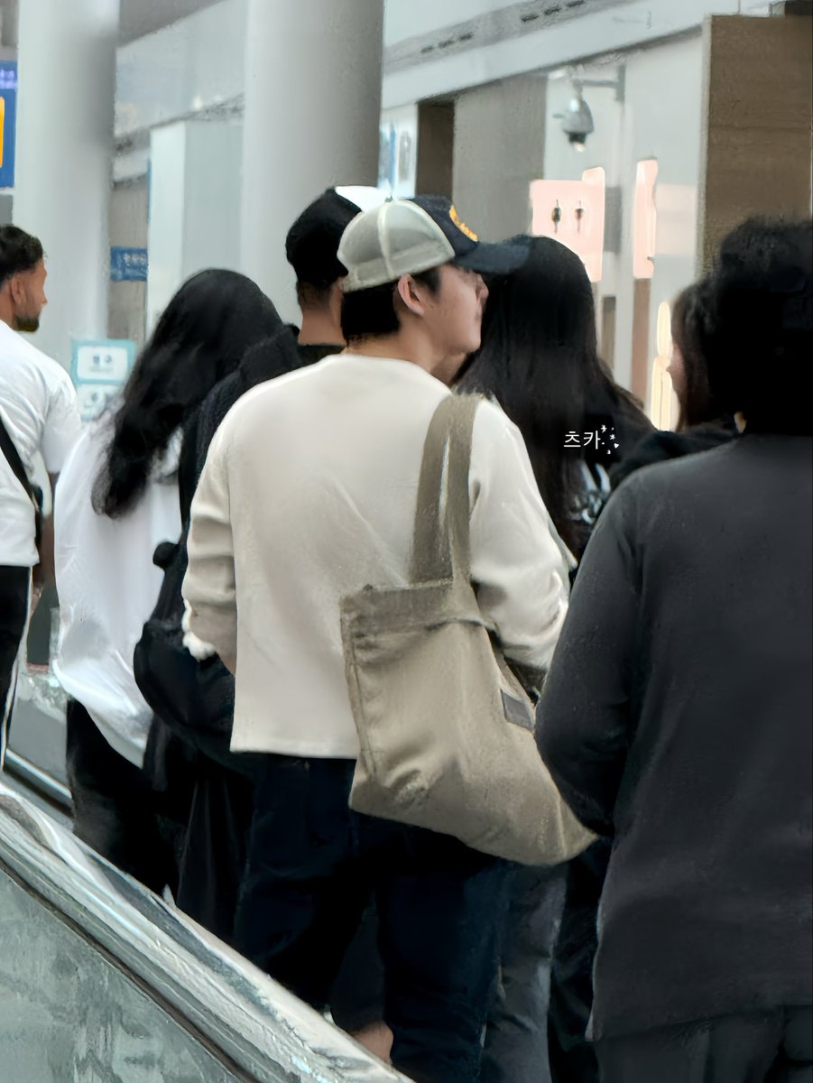 251017 대만출국
점심먹고 커피마시며
터덜터덜 매장가는데 저 멀리 비투비가… 헉..
물론 저 혼자만 놀랬….
맘속으로 인사를..
공항에서 일하길 잘한순간 ㅜㅜㅜ
우연히봐서 더 반가웠어 ㅠㅠ
잘 다녀와👋